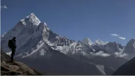  ?? FOTO: TT-AP/TASHI SHERPA ?? En klättrare tar en paus på väg upp på Mount Everest och tittar på utsikten. Arkivbild.