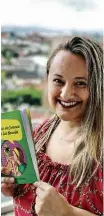  ?? Divulgação ?? A advogada e escritora Saíle Bárbara Barreto com o livro ‘Causos da Comarca de São Barnabé’