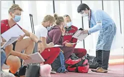  ??  ?? Deportista­s daneses cumplen con el protocolo a la entrada a Tokio.