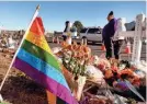  ?? SCOTT OLSON/GETTY IMAGES ?? People visit a makeshift memorial near the Club Q nightclub in Colorado Springs, Colo.