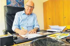  ?? FOTO: THORSTEN VAAS ?? Mit 80 noch immer täglich im Büro: Siegfried Lingel, der Aalener Honorargen­eralkonsul der Republik Mosambik, feiert an diesem Donnerstag Geburtstag.