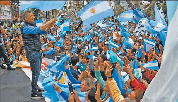  ?? PRENSA JUNTOS POR EL CAMBIO ?? OLAVARRIA. Con las marchas por treinta ciudades en un mes, Macri llegó ayer a Olavarría. Dicen que ya no miran más encuestas, pero igual se muestran optimistas.