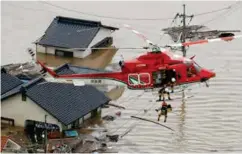  ?? SHOHEI MIYANO, AP / NTB SCANPIX ?? Lokalbefol­kningen måtte reddes med helikopter.