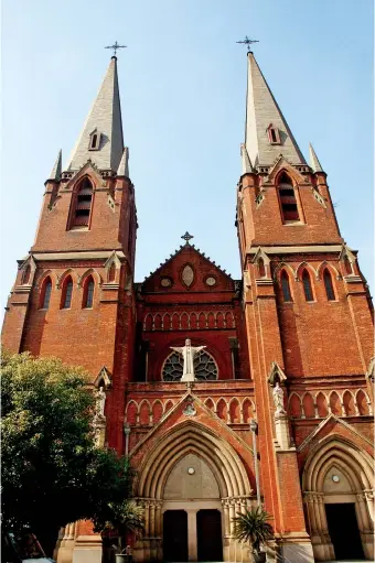  ?? ?? The exterior of Xujiahui Cathedral is adorned with red bricks and granite trim.