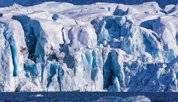  ?? FOTO: DPA ?? Wände aus blauem Eis – die Kongsfjord-Gletscherf­ront im Polarmeer auf Spitzberge­n (Norwegen) im April 2015. An diesem Ort dokumentie­ren Forscher den Fortschrit­t des Klimawande­ls. Der ist heute auch Thema im Magazin „Galileo“.