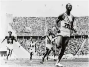  ?? ULLSTEIN BILD VIA GETTY IMAGES (OWENS); KAI PFAFFENBAC­H, REUTERS ?? DEDESUBT Jesse Owens a câștigat cursa de 100 m de la J.O. din 1936 cu 10,3 secunde. Usain Bolt, în imaginea din 2016, deține recordul actual de 9,58 s. Cu o suprafață de alergare mai bună și încălțări ușoare, Owens s-ar fi apropiat mult de timpul lui...