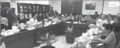  ?? GALIH ADI PRASETYO/JAWA POS ?? CARI SOLUSI: Pertemuan antara Dinas Perdaganga­n Surabaya dan DPRD untuk membahas permasalah­an pasar buah di Jalan Tanjungsar­i kemarin.