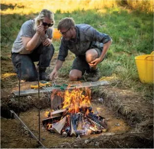  ??  ?? Right: Experiment­al fire above buried flints; probes regularly measure temperatur­es at different places during and after burning