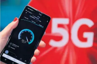  ??  ?? Un smartphone sobre un logotipo de 5G.