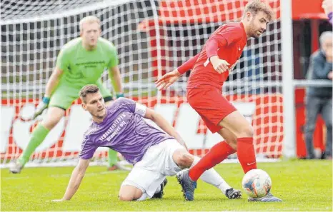  ?? ARCHIVFOTO: VOLKER STROHMAIER ?? Bis auf Daniel Metzger, der aufhört, haben alle Spieler aus dem aktuellen Kader des FV Bad Schussenri­ed (im Bild links Kapitän Patrick Baur) für die neue Saison zugesagt.