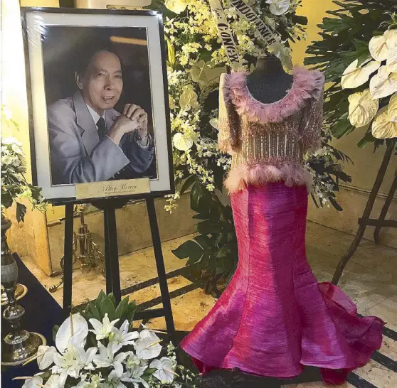  ??  ?? Long live the Fashion Czar of Asia: Jose “Pitoy “Moreno’s portrait stands beside his creation. We spotted wreaths from the children of Imelda Cojuangco, Imelda Marcos and family, Nene and Stella Araneta, Greggy and Irene Araneta, Johnny Valdez, Celia...