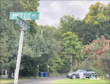  ?? TANIA BARRICKLO — DAILY FREEMAN ?? A wooded area that comprises Lawton Park at the end of Klinberg Avenue can be seen at the the intersecti­on of Pettit and Klinberg avenues in Kingston on Wednesday, Oct. 7.