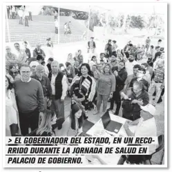  ??  ?? &gt; EL GOBERNADOR DEL ESTADO, EN UN RECORRIDO DURANTE LA JORNADA DE SALUD EN PALACIO DE GOBIERNO.