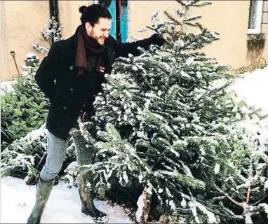  ??  ?? Kit Harington con un árbol en la propiedad de su novia en Aberdeen (Escocia)