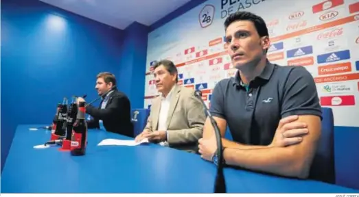  ?? JOSUÉ CORREA ?? Jesús Pulido, Manolo Zambrano y Juan Antonio Zamora, durante una comparecen­cia de prensa en la sala de prensa La Provincia.