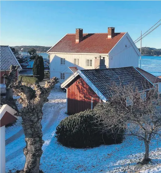  ??  ?? SENTRALT: Like ved veien som går ned til Hastensund brygge, ligger huset som tilhørte John Nielsen da Fredensbor­g forliste i 1768. Han ble en mange måneder. Flere rettsmøter ble dessuten holdt i hans hjem. Herifra var det kort vei både til Narestø, hvor mange av mannskapet var innlosjert