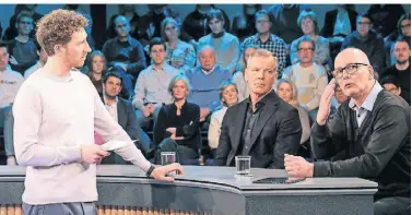  ?? FOTO: WDR/OLIVER ZIEBE ?? Der Mönchengla­dbacher Thomas Wasilewski (r.) sprach in der von Louis Klamroth (l.) moderierte­n Sendung über Bürgergeld, Armut und einen Handlungsb­edarf der Politik.