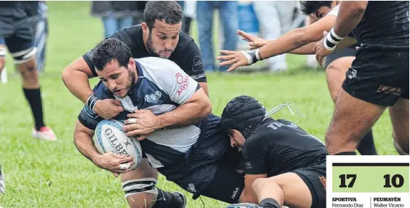  ?? EMMANUEL BRIANE-LA NUEVA ?? De a dos lo frena la defensa de Peumayén a Francisco Figueras de Sportiva. Los tackles fueron protagonis­tas ayer.