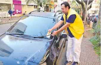  ??  ?? El actual servicio de estacionam­iento tarifado vigente en Ciudad del Este se brinda con boletas triplicada­s. Con el nuevo sistema se pretende triplicar los ingresos a las arcas de la Comuna.