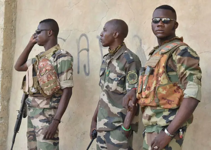  ??  ?? Die Lage in Mali ist seit Jahren unübersich­tlich und die Ausbildung malischer Soldaten immer wieder in der Kritik. Unhaltbar wird der Einsatz nun aber aus einem anderem Grund.