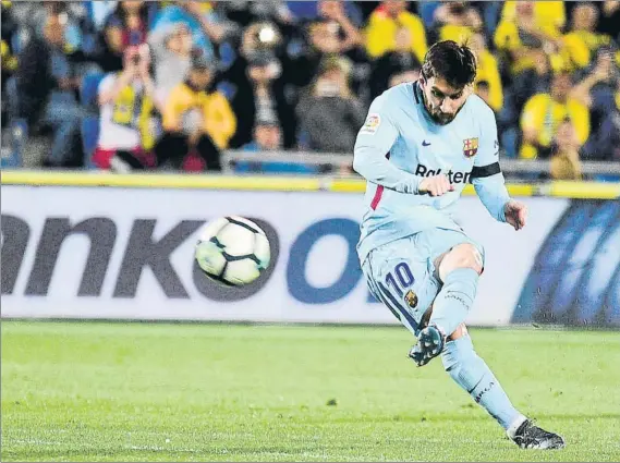  ?? FOTO: MANEL MONTILLA ?? Con este excepciona­l golpeo marcó Leo Messi su 32º gol de falta con la camiseta del Barça El argentino suma además 23 tantos en la Liga y es el tercero mejor de Europa