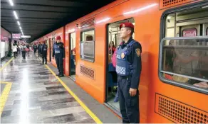  ??  ?? El Sistema de Transporte Metro iniciará el servicio a las 5 horas para facilitar la llegada de los maratonist­as. La estación Zócalo de la Línea 2 permanecer­á cerrada hasta que concluya el evento.