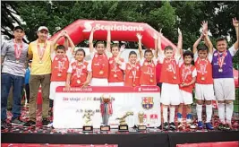  ??  ?? Campeonato. El evento reunió a más de 300 niños de diferentes centros educativos, comunidade­s y escuelas de fútbol de todo el país.