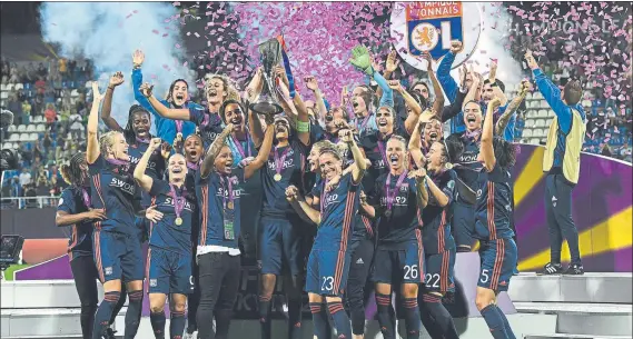  ?? FOTO: GETTY ?? Dinastía El Olympique de Lyon tuvo que sufrir y dar la vuelta a la final de Kiev ante el Wolfsburgo, pero acabó levantando el trofeo de campeonas una temporada más