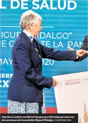  ?? CUARTOSCUR­O ?? Sánchez Cordero recibió el cheque por 250 mdp para las condecorac­iones de la medalla Miguel Hidalgo.