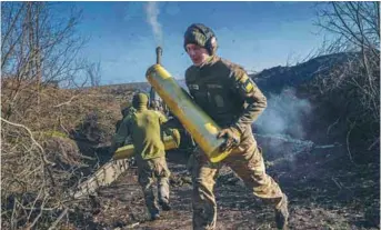  ?? – AFPPIC ?? Ukrainian soldiers firing artillery towards Russian positions outside the city of Bakhmut.