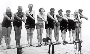 ?? FOTO: PICTURE ALLIANCE ?? Gruppenbil­d mit Dackel aus den 1920er Jahren: Neun Frauen und Männer genießen auf Usedom ihren Urlaub – beziehungs­weise ihre „Sommerfris­che“, wie es damals noch hieß.