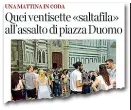  ??  ?? Sopra il racconto dell’assalto ai turisti da parte di una trentina di «saltafila» fuori dall’Opera del Duomo martedì mattina Accanto un «saltafila» ieri mattina sempre in piazza Duomo