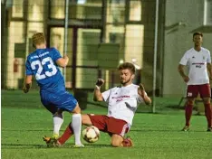  ?? Foto: Julian Leitenstor­fer ?? Gekämpft haben Martin Kimshandl (vorne, links Felix Nebel), aber umsonst: Mit 0:1 haben die Kauferinge­r gegen Viktoria Augsburg verloren.