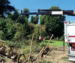  ??  ?? La tragedia Sopra, il macchinari­o che si è ribaltato in cantiere. A destra, Gabbiadini vestito da muratore a una festa e in famiglia