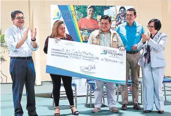  ?? FOTO: CORTESÍA CASA PRESIDENCI­AL ?? El yresidente Hernández encabezó ayer la entrega del cayital semilla a los yroductore­s.