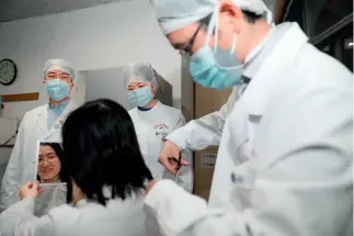  ?? Xinhua ?? 5 de febrero de 2020. Una enfermera del Hospital Zhongnan de la Universida­d de Wuhan recibe un corte de pelo antes de hacer su ingreso a la unidad de pacientes.