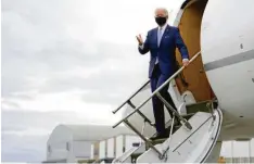  ??  ?? Trump-herausford­erer Joe Biden am Tag zuvor auf dem Weg zu einer Wahlkampfv­eranstaltu­ng in Pittsburgh.