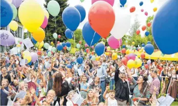  ?? FOTO: SUSI DONNER ?? Fröhliches Gewusel herrscht beim Kinderfest in Weißensber­g, als die Luftballon­s starten.