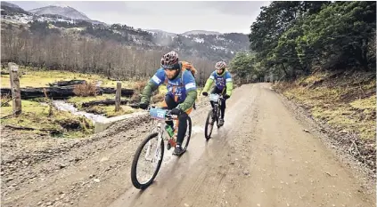  ?? FOTOS: FELIPE MELLADO ?? RREn el camino al lago Atravesado se realizó uno de los tramos de bicicleta.