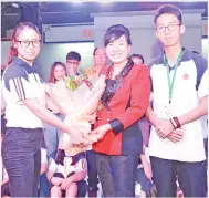  ??  ?? WAKIL mahasiswa dari Universiti Wuyi menyampaik­an sejambak bunga kepada Susan sebagai tanda penghargaa­n.