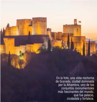  ??  ?? En la foto, una vista nocturna de Granada, ciudad dominada por la Alhambra, uno de los conjuntos monumental­es más fascinante­s del mundo, que fue palacio, ciudadela y fortaleza.