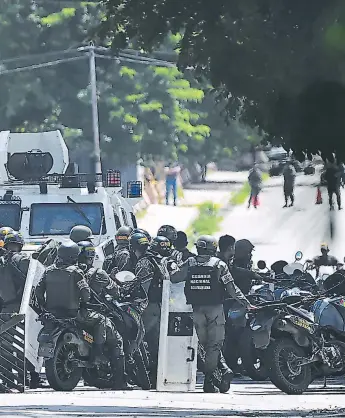  ?? FOTO: AFP ?? La cúpula castrense, encabezada por el ministro de Defensa, Vladimir Padrino López, apareció en la televisión oficial para refrendar su lealtad a Maduro y a la revolución.