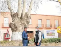  ??  ?? El alcade comprobó la zona junto al concejal José Crespo.