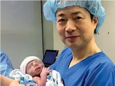  ??  ?? Alla nascita John Zhang, medico del New Hope Fertility Center di New York, con il piccolo Abrahim Hassan: il bimbo è nato cinque mesi fa in Messico (Foto pubblicata dal New Scientist)