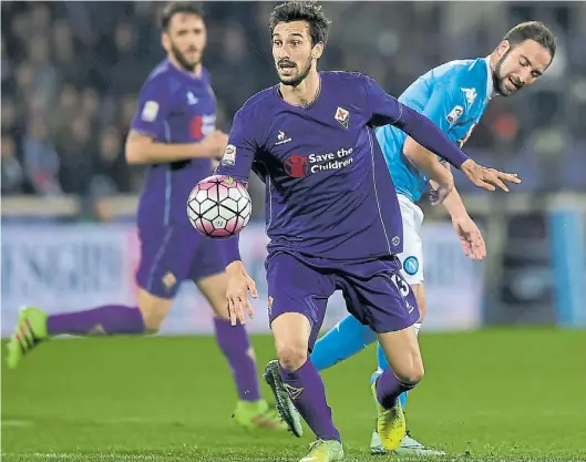  ??  ?? Conocido de los argentinos. El porte futbolero de Astori, referente en la defensa, con Gonzalo Rodríguez y Gonzalo Higuaín detras.