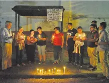  ??  ?? Los manifestan­tes prendieron velas y elevaron plegarias en el sitio donde mataron al aborigen, luego reclamaron justicia.