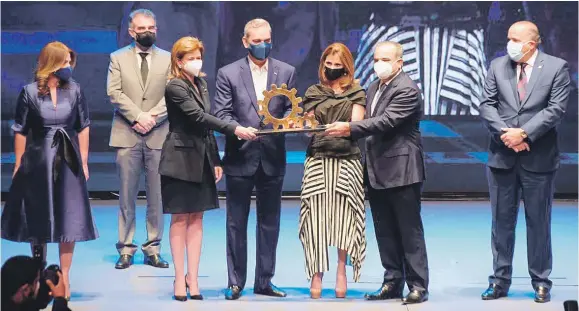  ??  ?? El presidente Luis Abinader encabezó ayer el acto de entrega del Galardón Industiral 2020 celebrado en el Teatro Nacional.