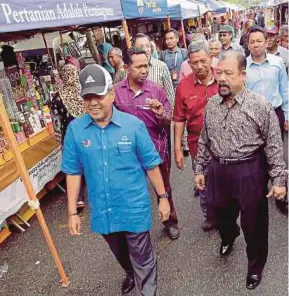  ?? [FOTO SHARUL HAFIZ ZAM/BH] ?? Ahmad Bashah melawat Pasar Tani Taman Wira Mergong, Alor Setar, semalam.