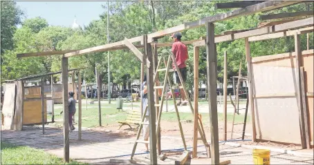  ??  ?? Las plazas ubicadas frente al Cabildo, recienteme­nte remodelada­s por G. 600 millones, fueron ocupadas.