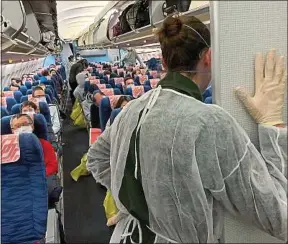  ??  ?? Dans l’avion où environ 180 Français ont été rapatriés de Chine, vendredi.